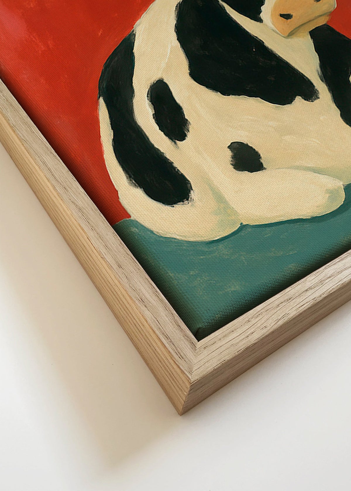 Tavla vilande ko på röd bakgrund – Canvas detail