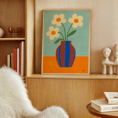 Botanisk poster med randig vas och krämfärgade blommor – Product1
