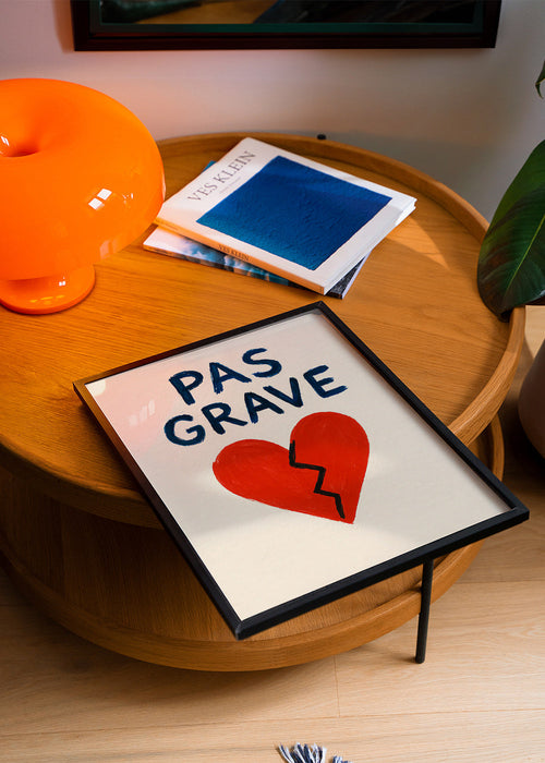 Illustration sprucket hjärta med texten Pas Grave – Product1