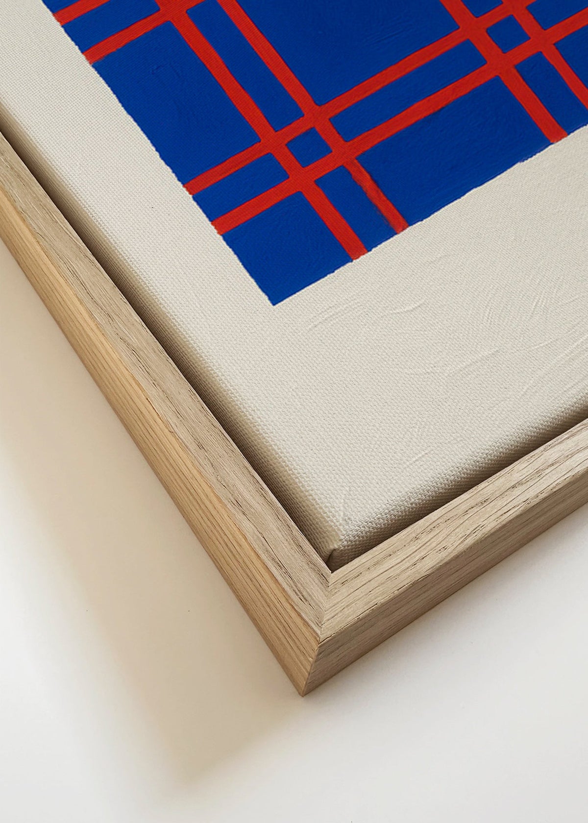 Geometrisk tavla i blått med rött rutmönster – Canvas detail