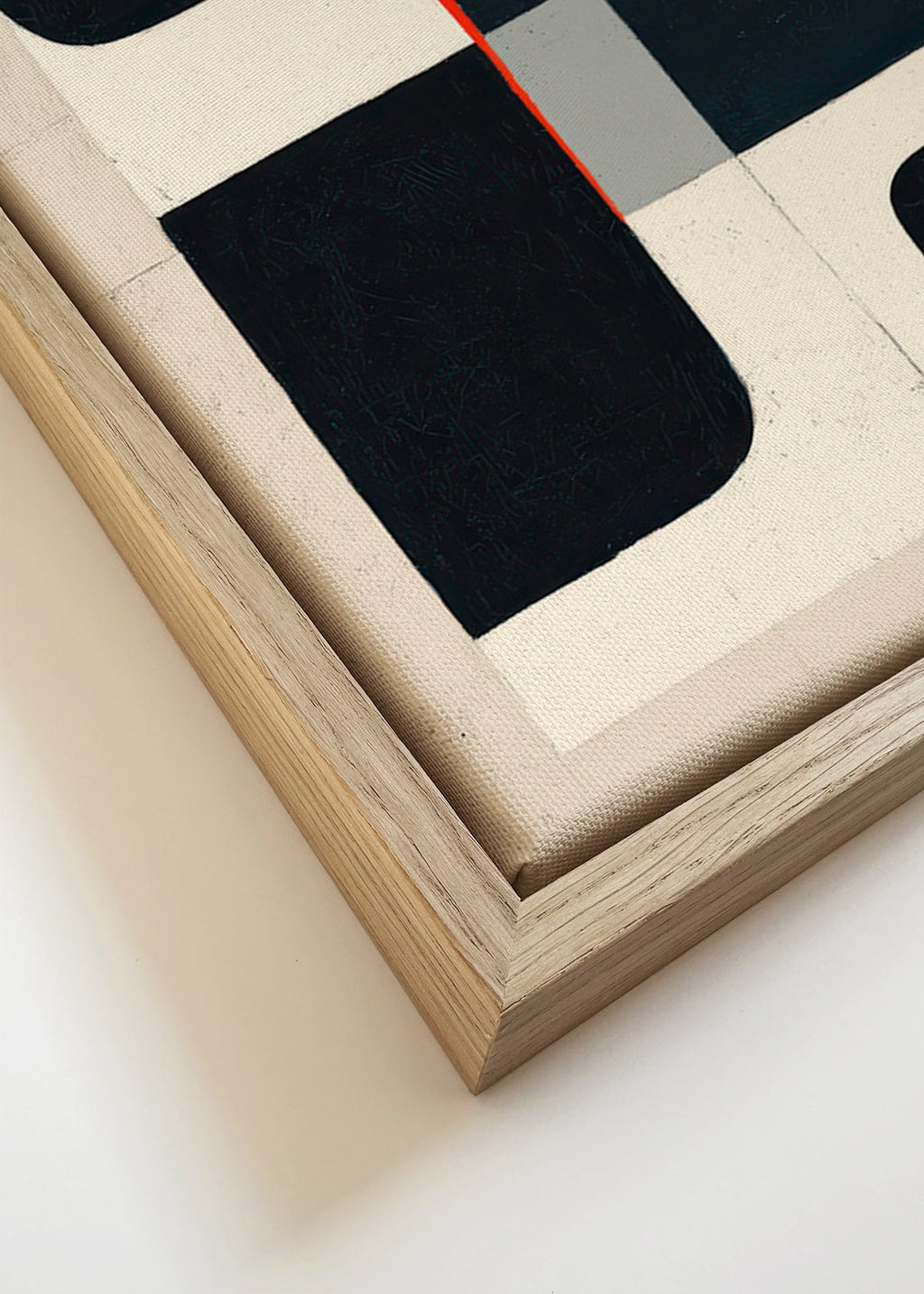 Geometrisk tavla med svarta block och rött accent – Canvas detail