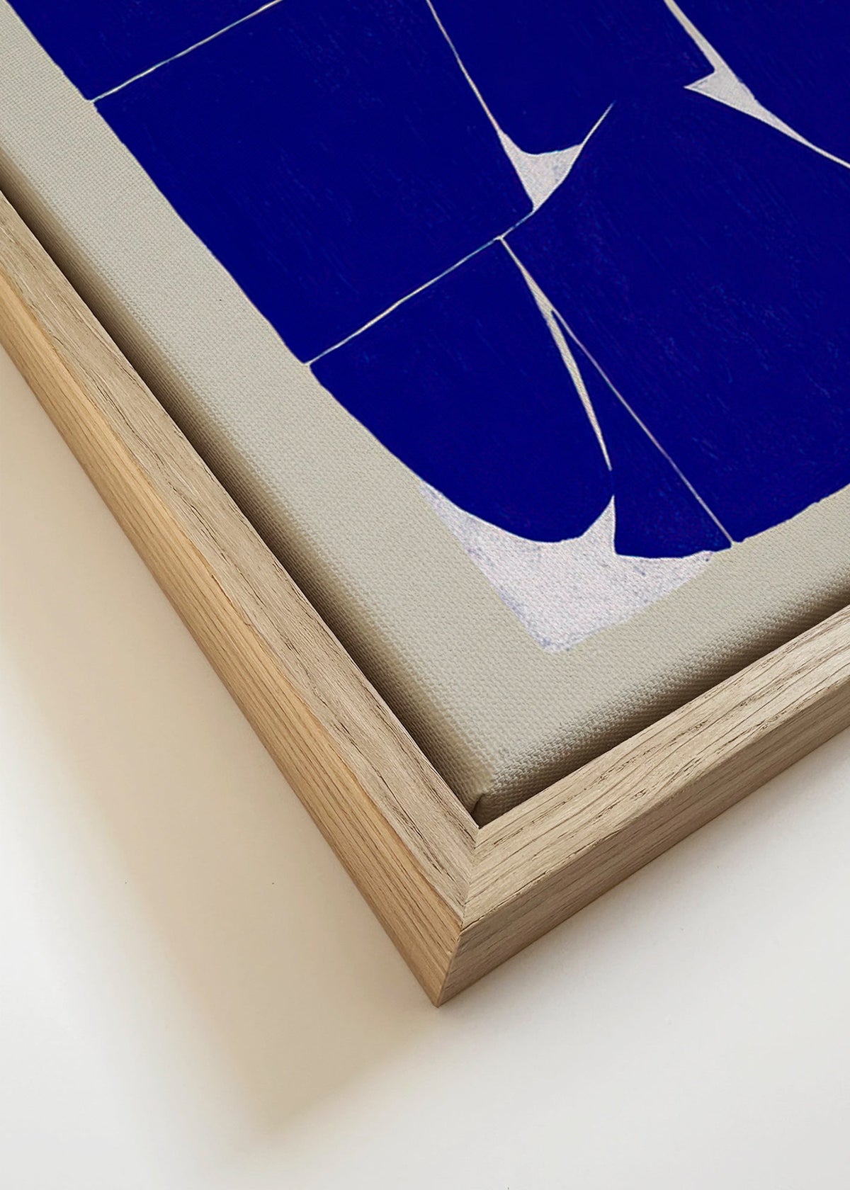 Geometrisk tavla i indigo med organiska block – Canvas detail