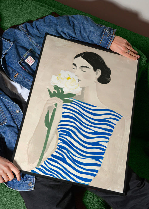 Botanisk poster: kvinna med blomma och blå ränder – Product1