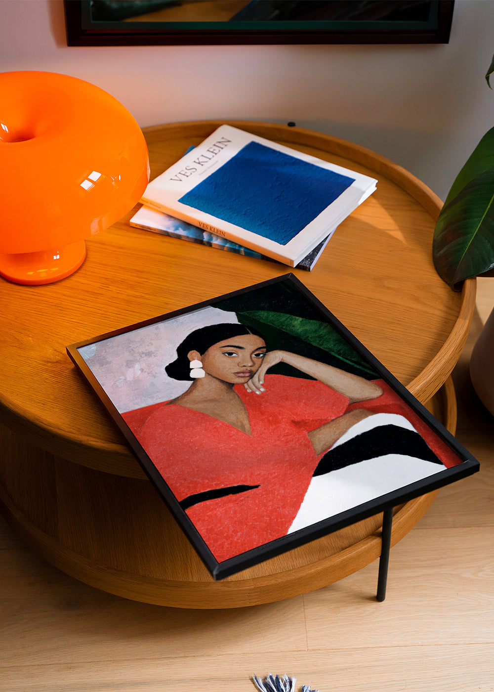 Illustration av kvinna i röd klänning med tropiskt blad – Product1