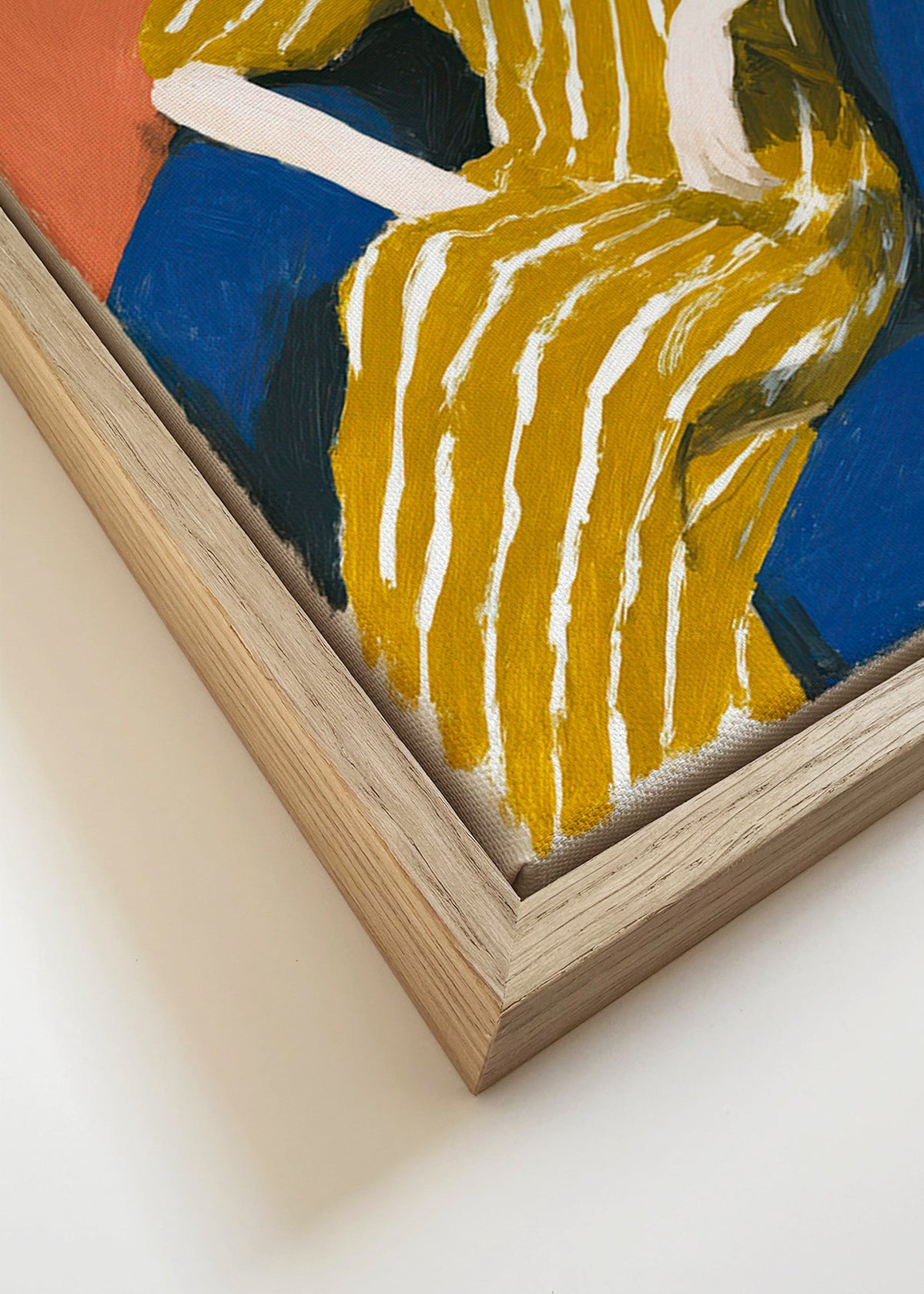 Illustration: sittande kvinna i gyllene randig klänning – Canvas detail