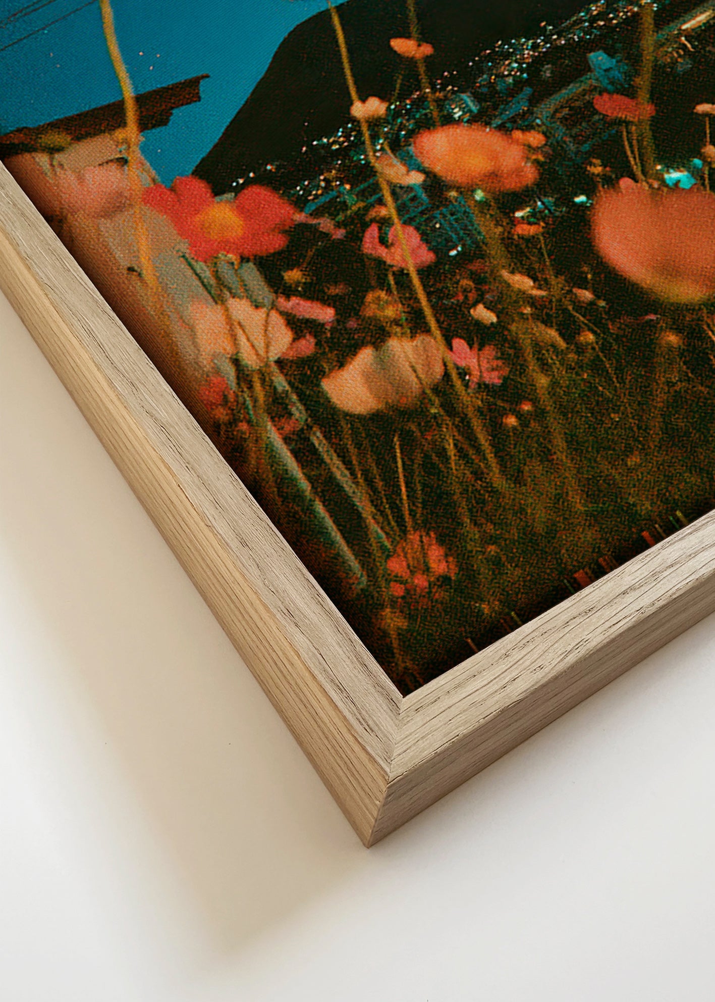 Botanisk poster vilda blommor över stad i skymning