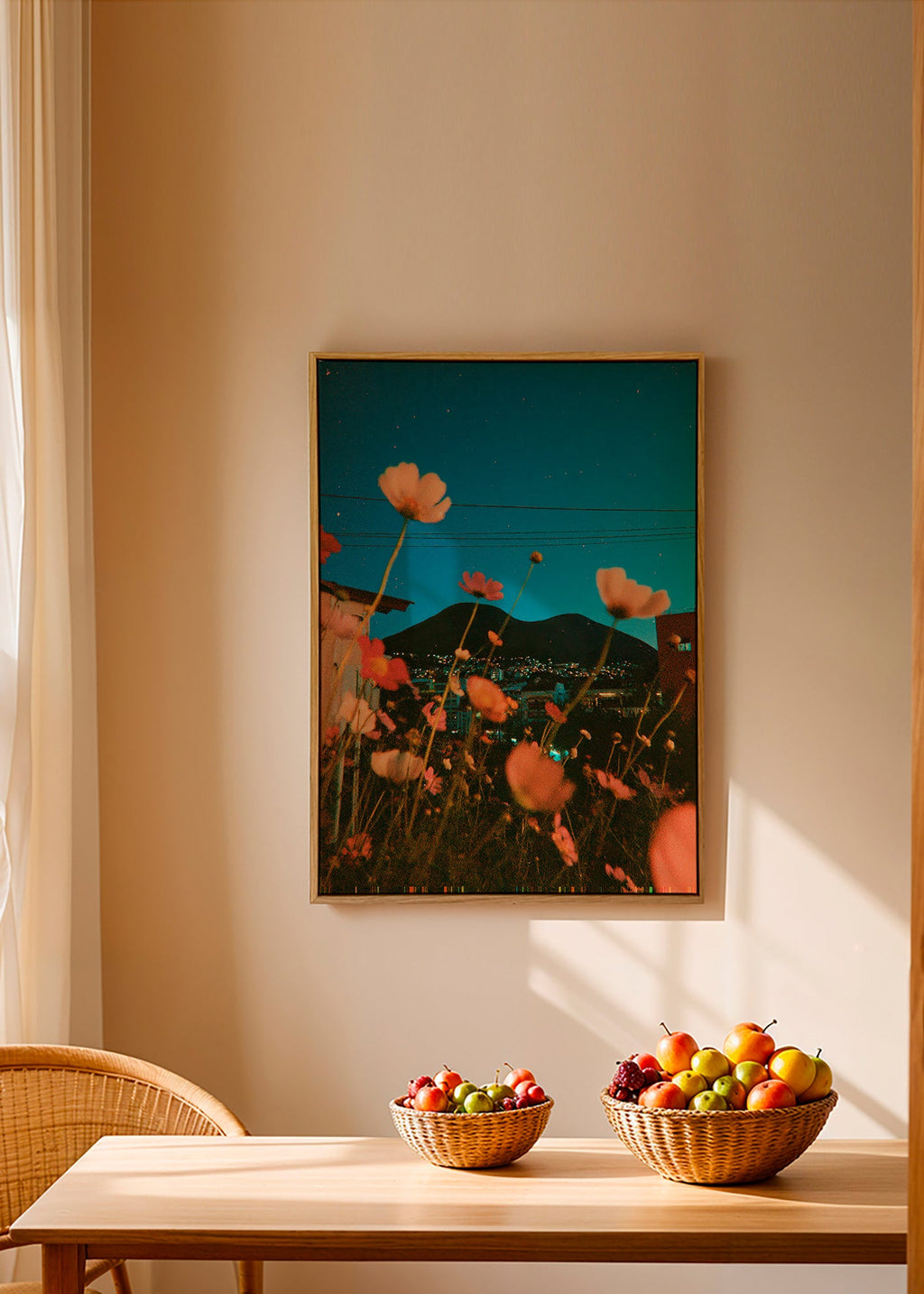 Botanisk poster vilda blommor över stad i skymning