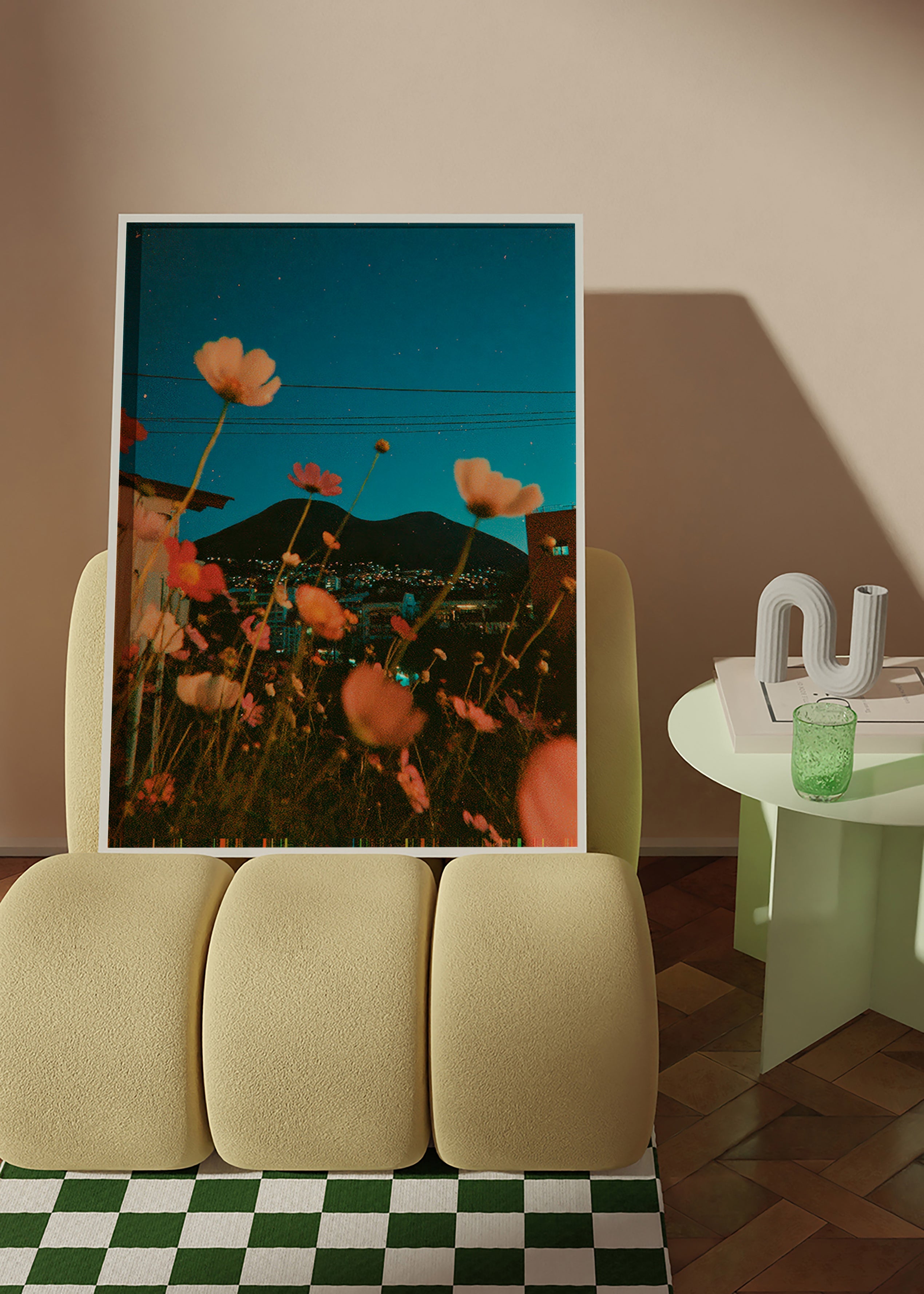 Botanisk poster vilda blommor över stad i skymning