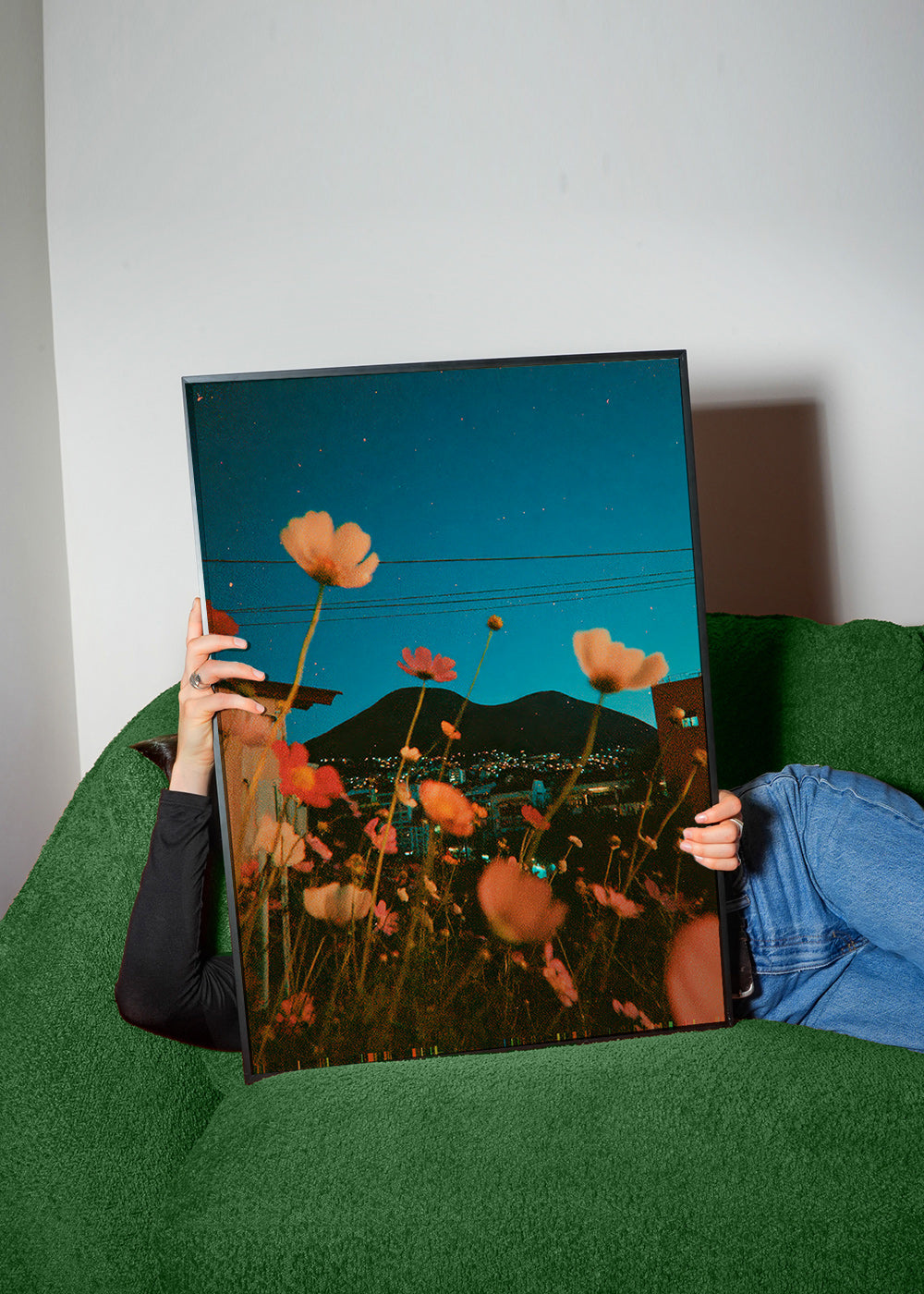 Botanisk poster vilda blommor över stad i skymning