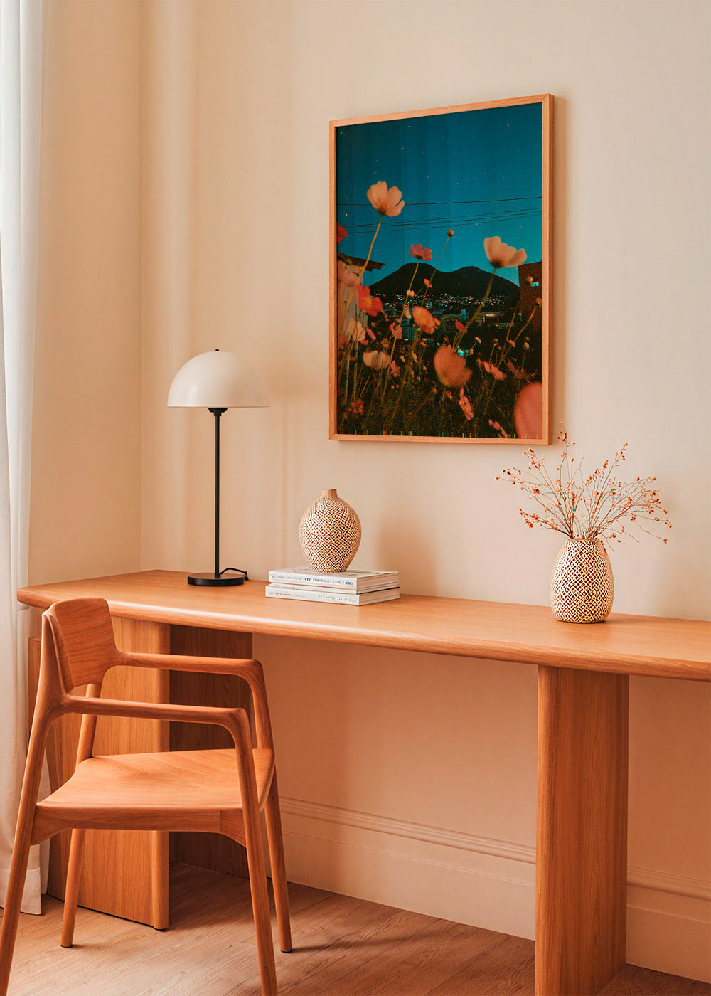 Botanisk poster vilda blommor över stad i skymning