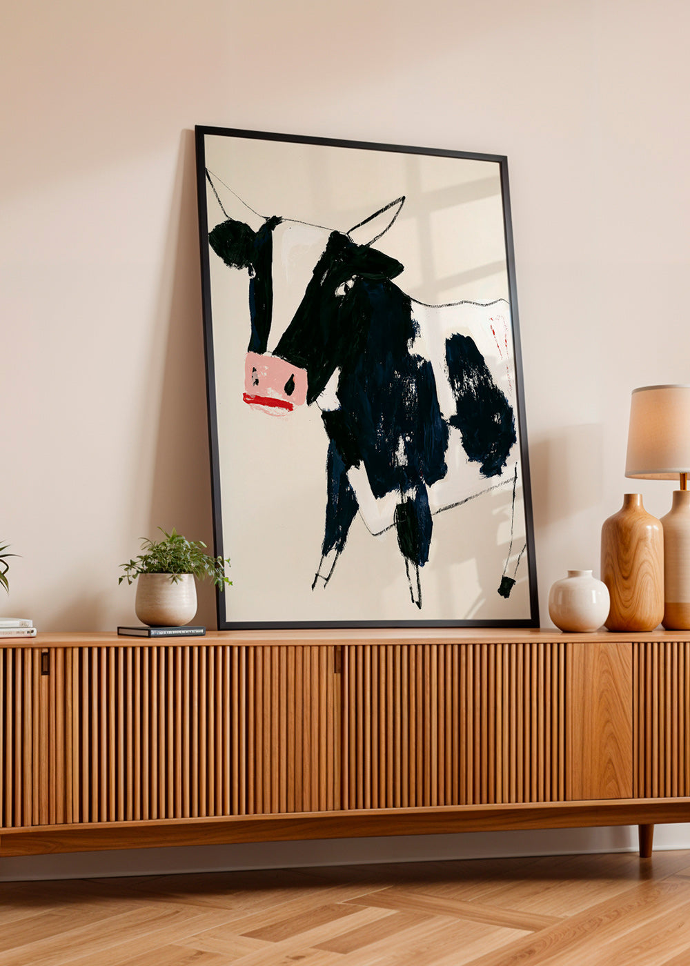Konstverk ko med lekfulla penseldrag