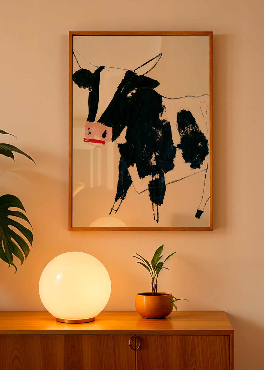 Konstverk ko med lekfulla penseldrag