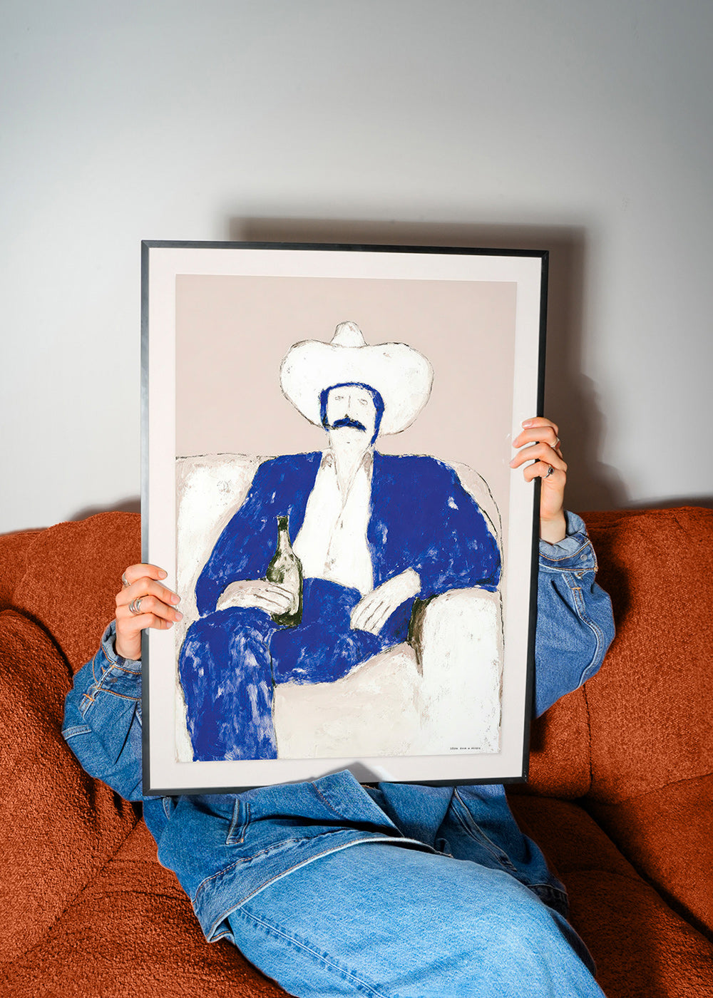 Illustration av sittande blå cowboy