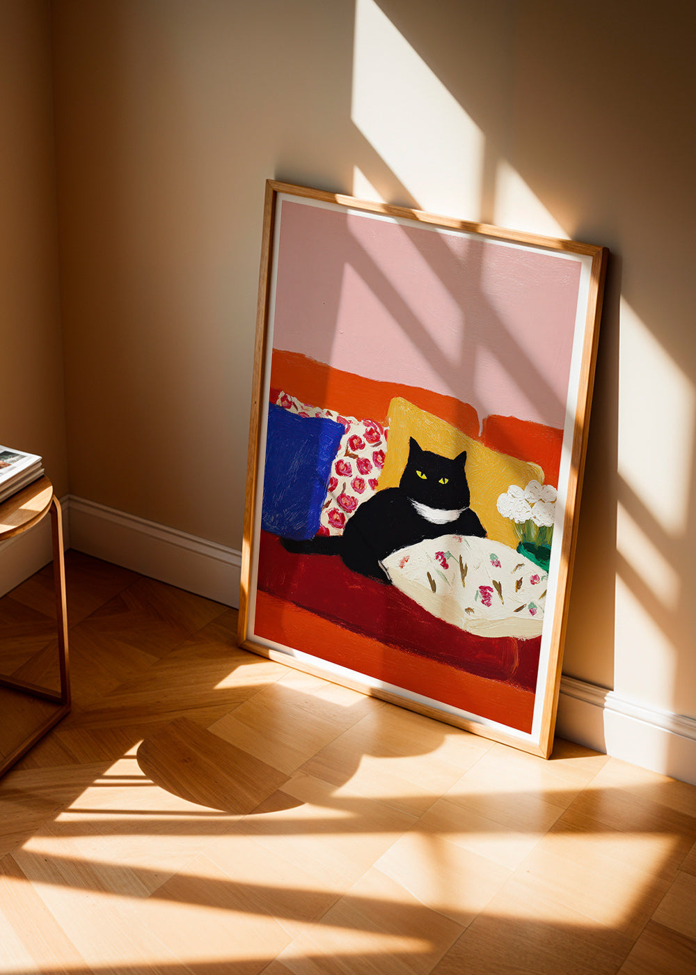 Konstverk svart katt på färgglad soffa