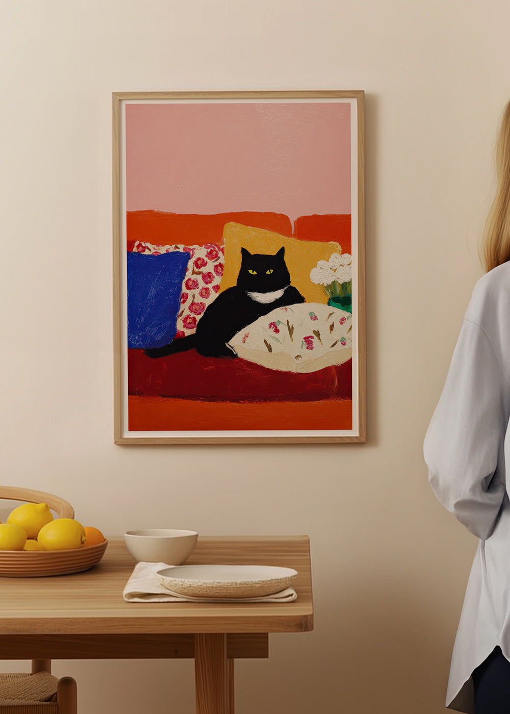 Konstverk svart katt på färgglad soffa