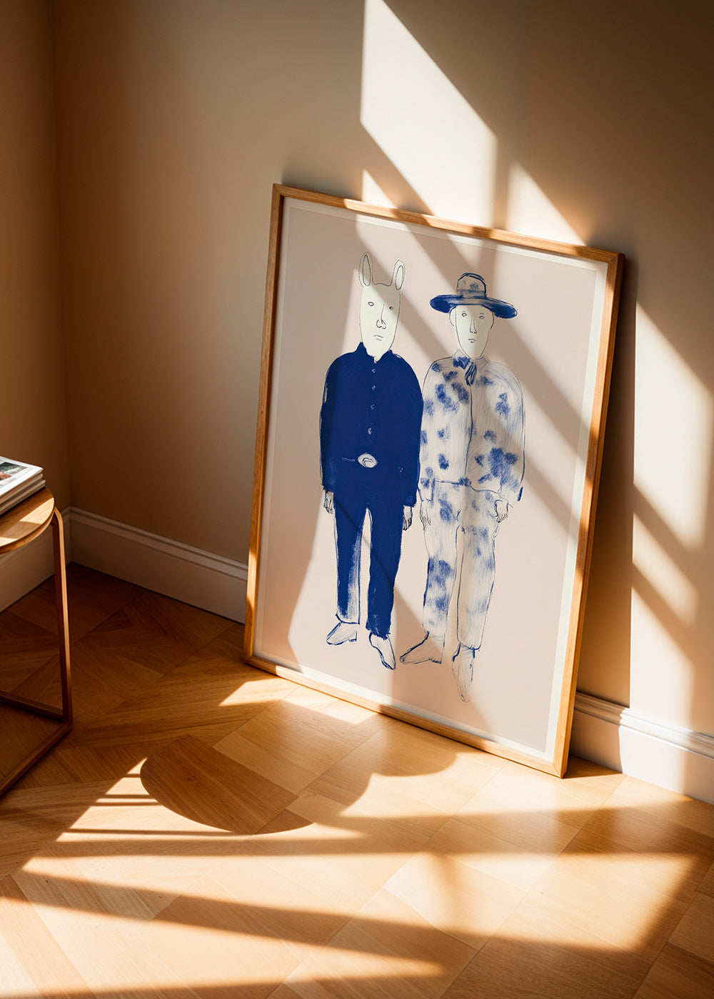 Illustration av två figurer med kanin i blått bläck