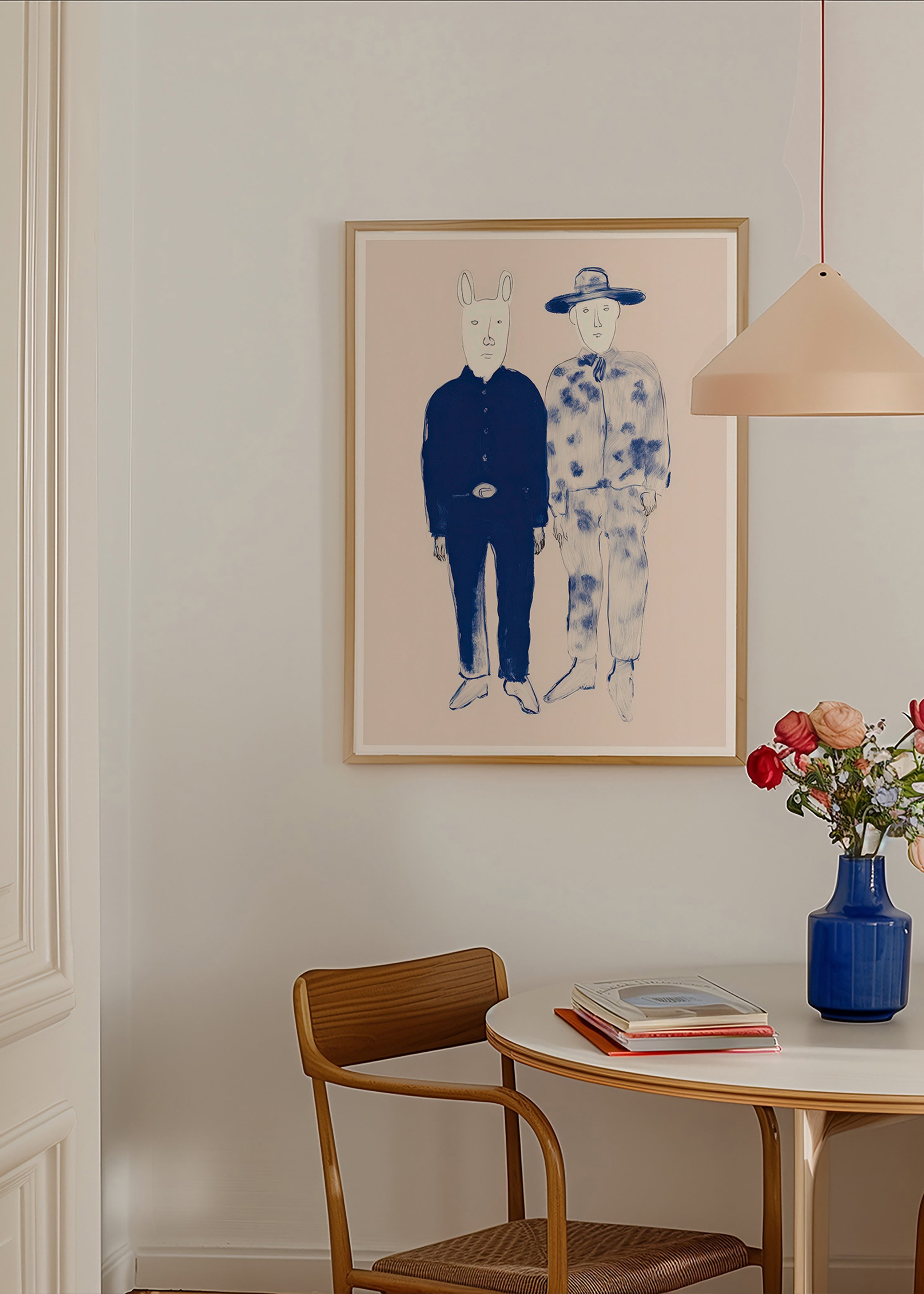 Illustration av två figurer med kanin i blått bläck