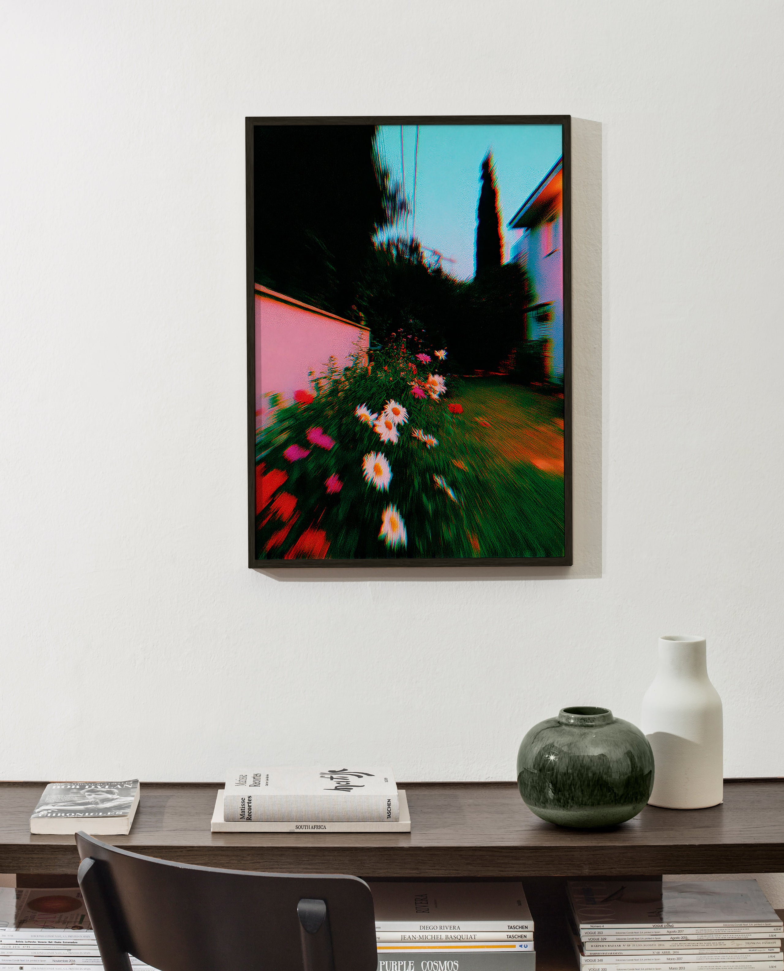 Botanisk poster med oskarpt trädgårdsmotiv och prästkragar