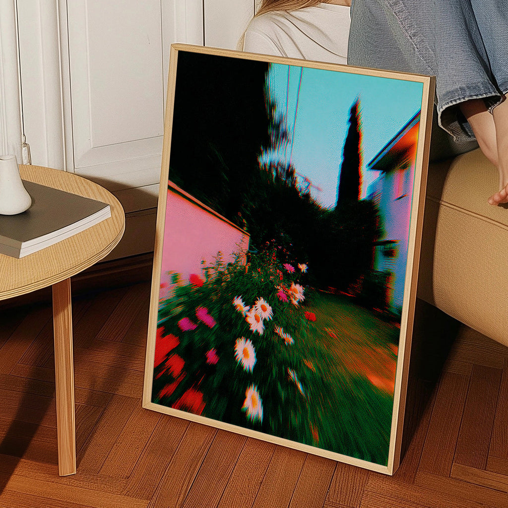 Botanisk poster med oskarpt trädgårdsmotiv och prästkragar