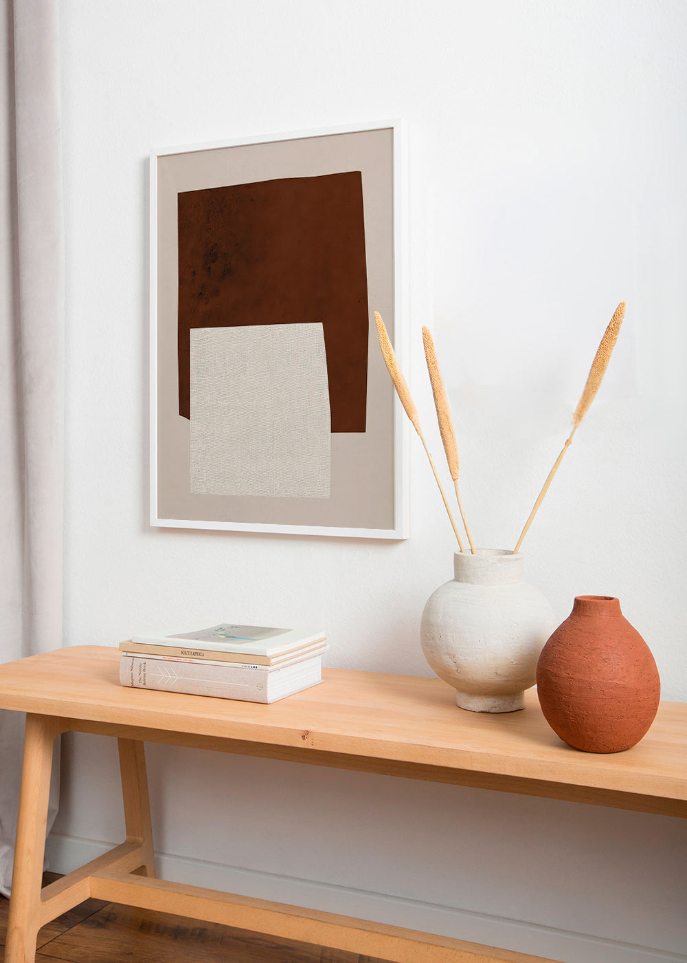 Minimalistisk design med bruna och krämfärgade former