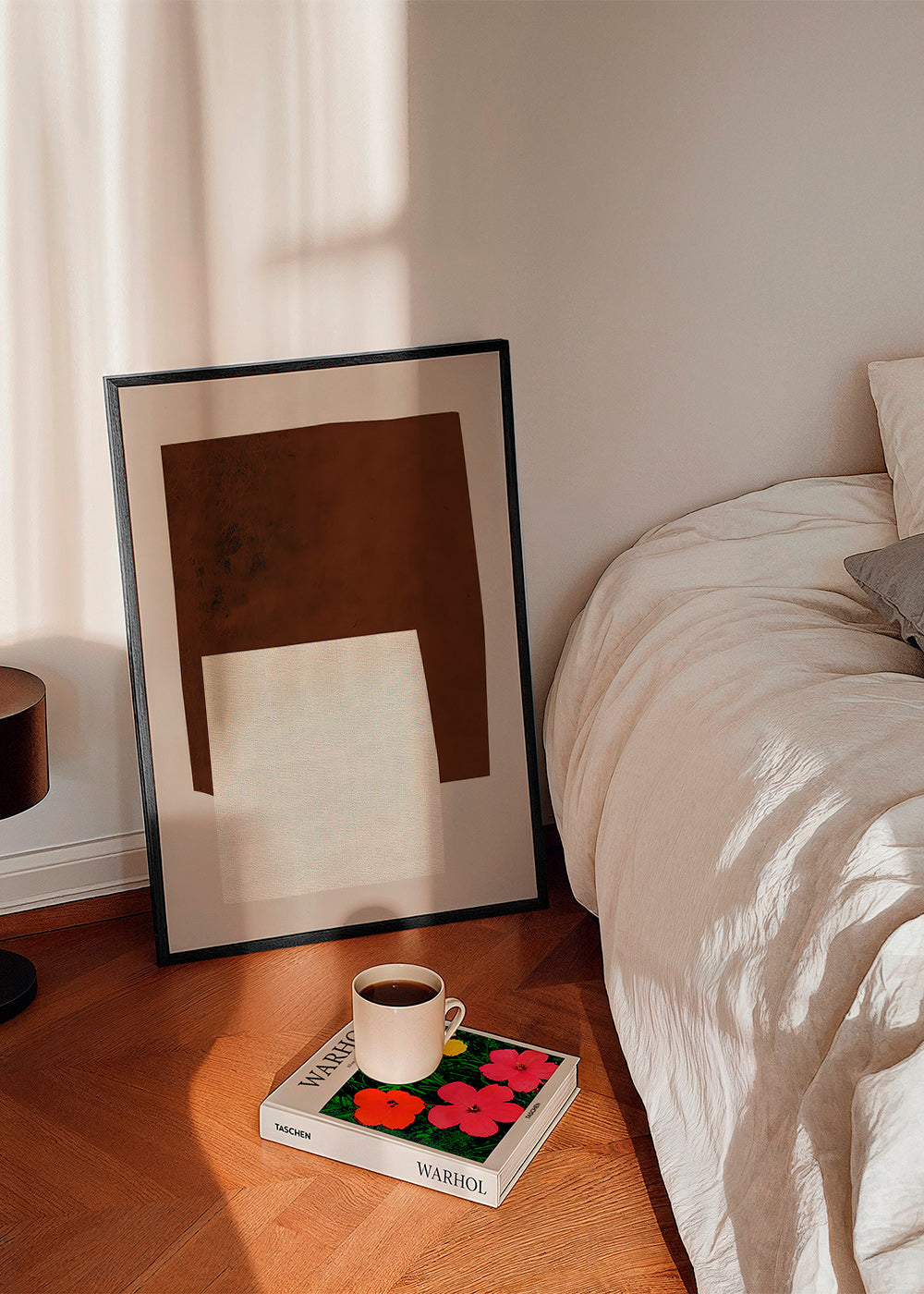 Minimalistisk design med bruna och krämfärgade former