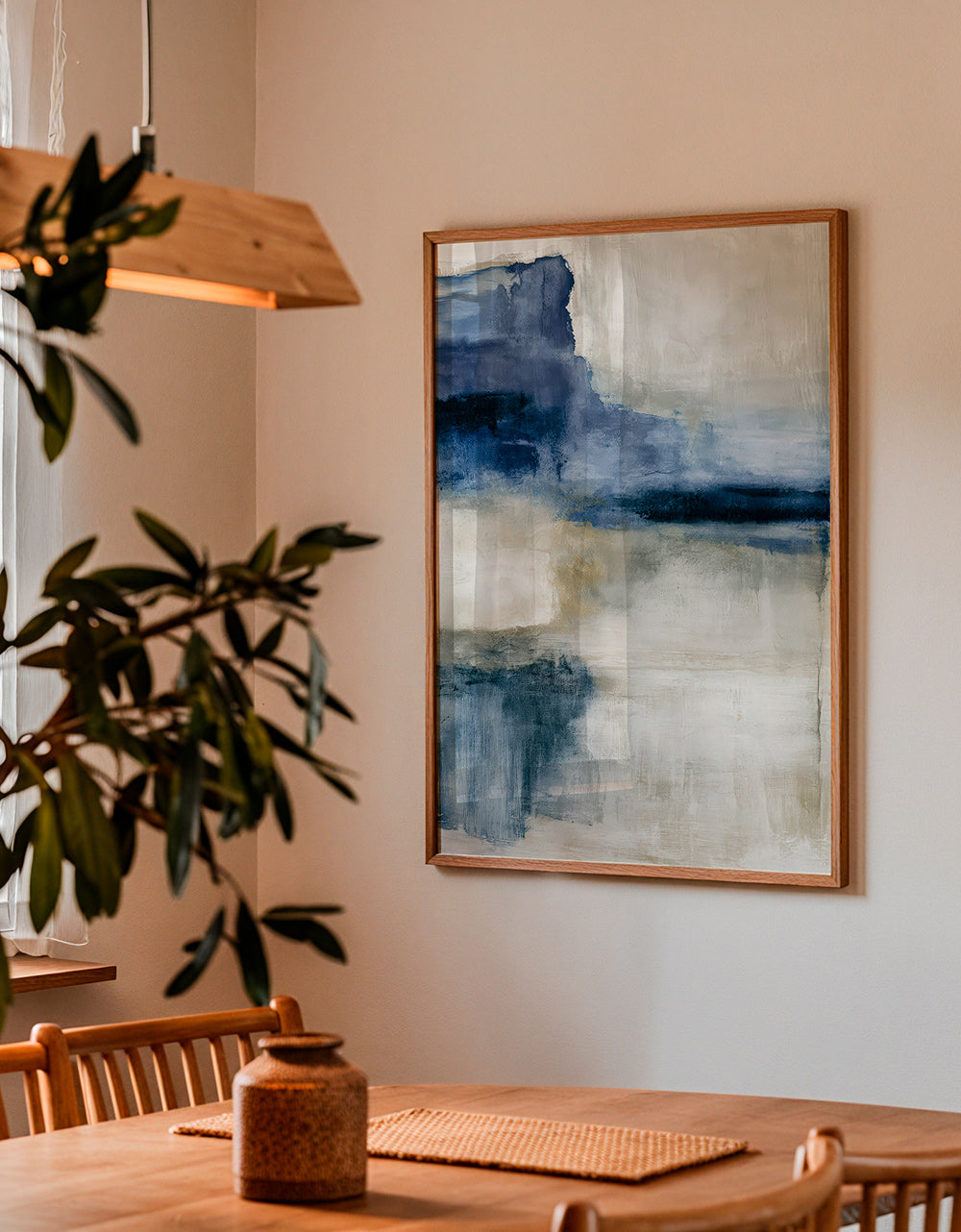 Abstrakt konst: sjö i dimma