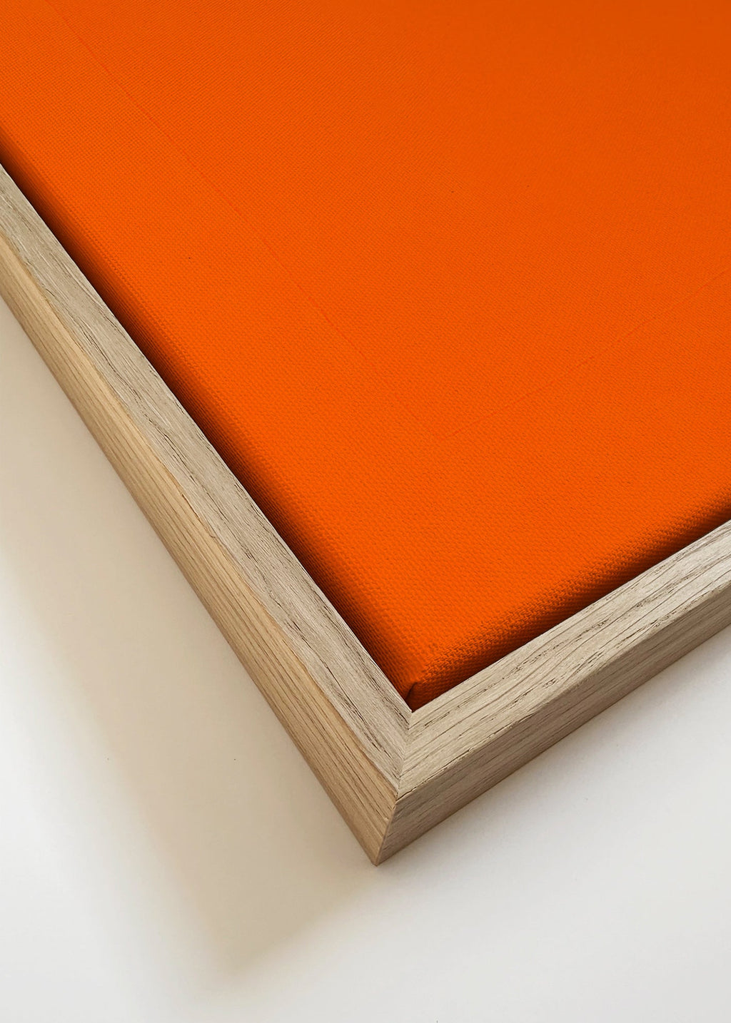 Abstrakt konstverk med orange block