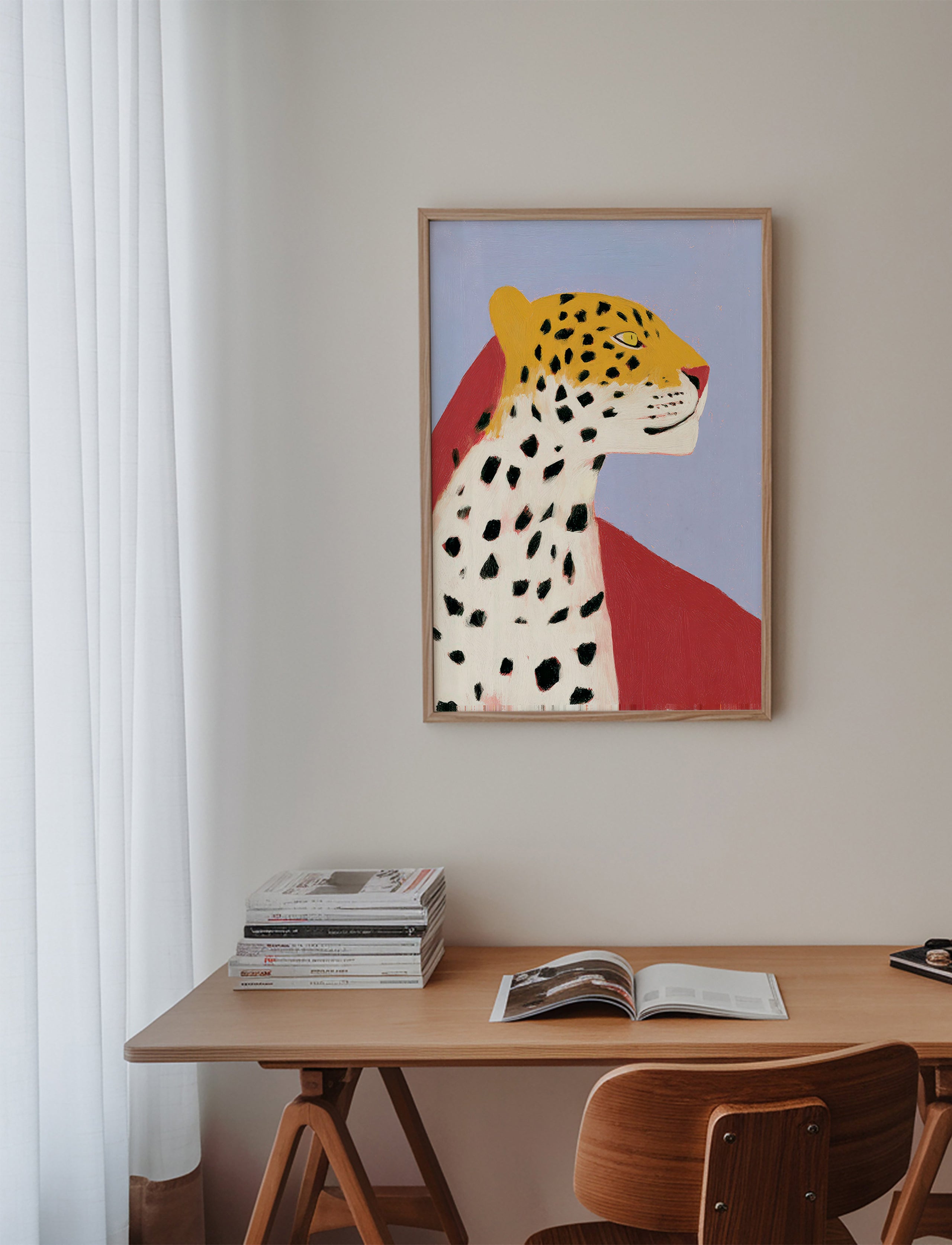 Leopard i profil på lavendelfärgad bakgrund