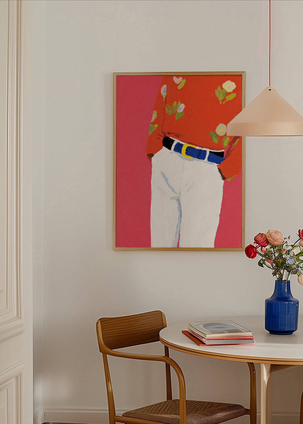 Illustration torso med blommig skjorta mot rosa bakgrund