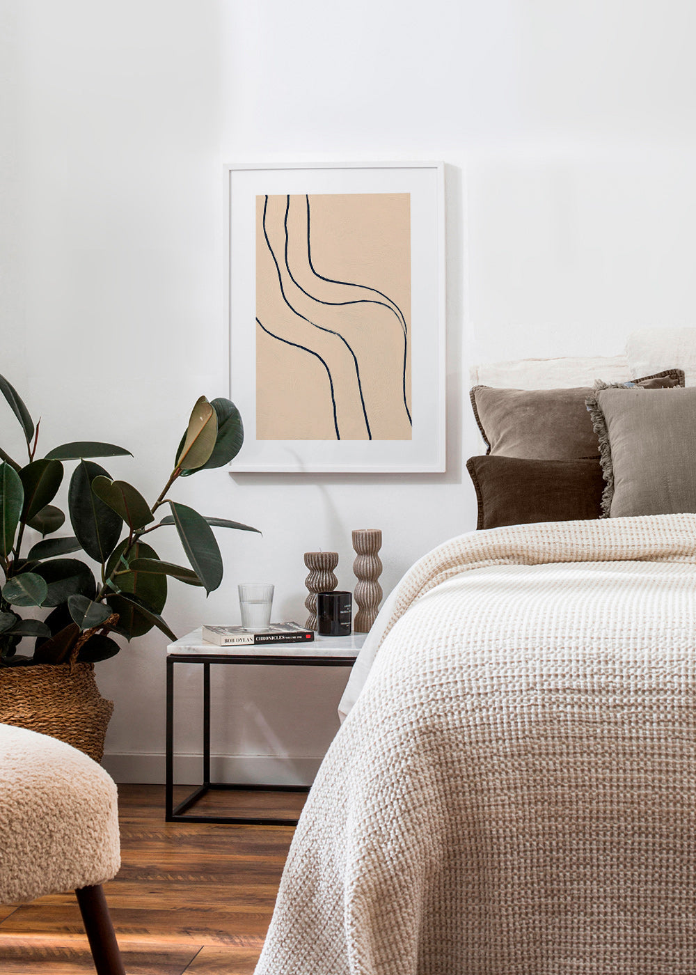 Minimalistisk tavla med flytande linjer på beige
