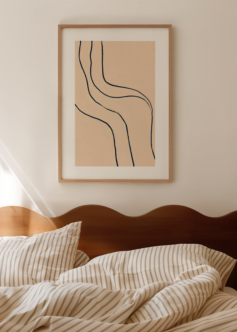 Minimalistisk tavla med flytande linjer på beige