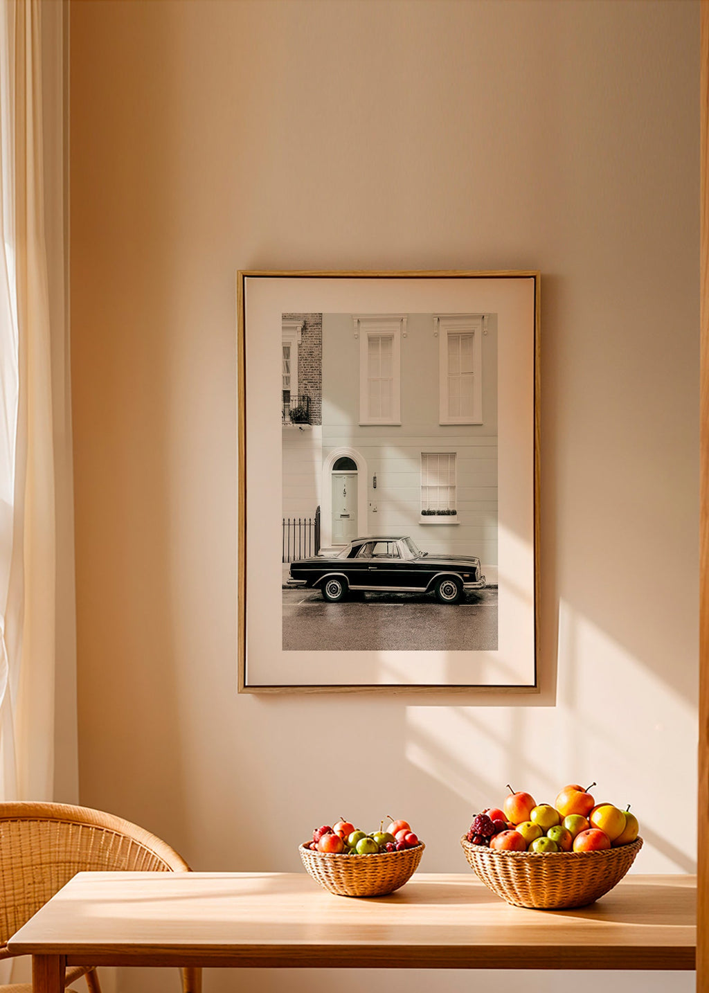 Vintage print klassisk bil vid stadsfasad