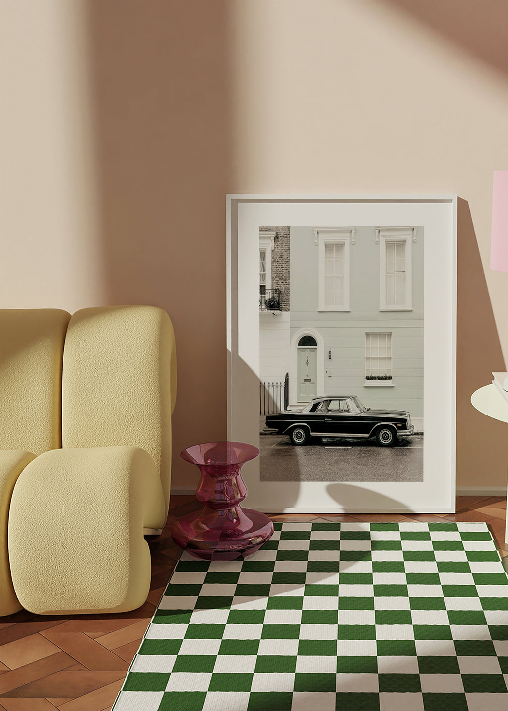 Vintage print klassisk bil vid stadsfasad