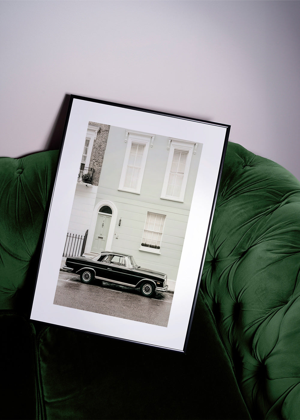 Vintage print klassisk bil vid stadsfasad