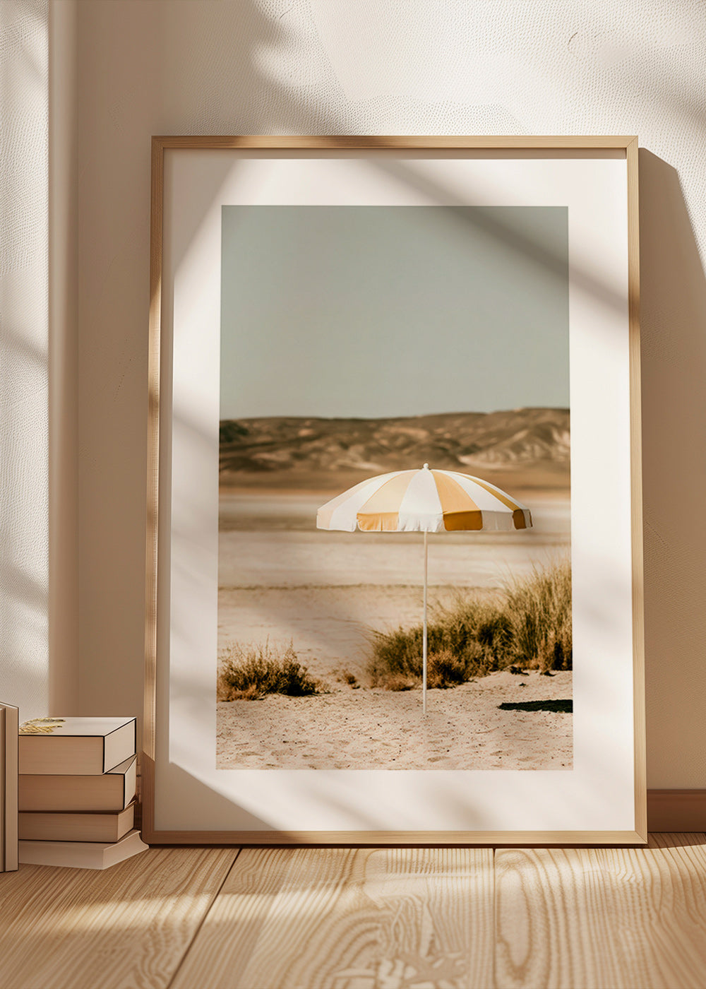 Landskapskonst med randigt strandparaply