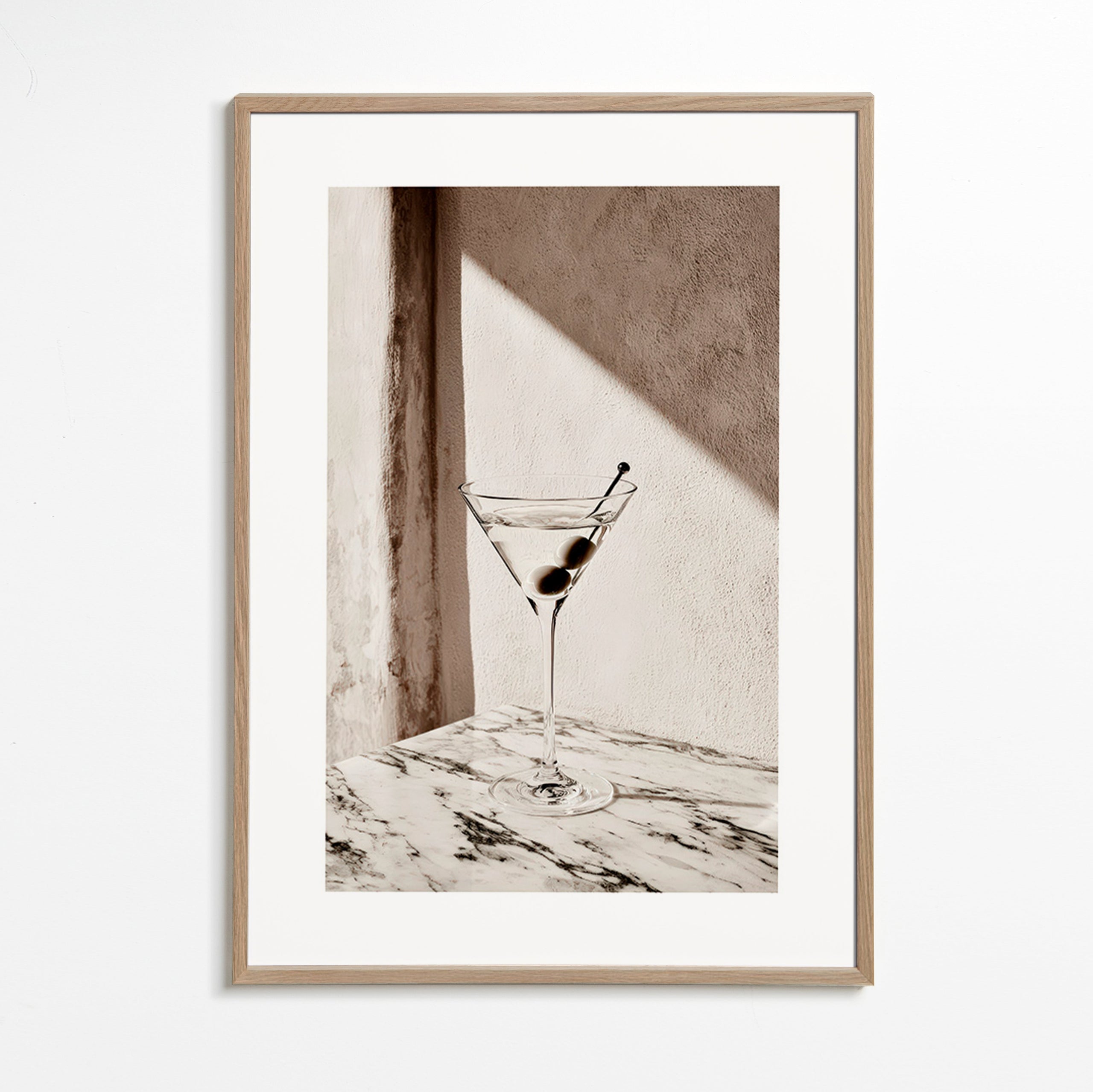 Kökskonst Martini i glas på marmor