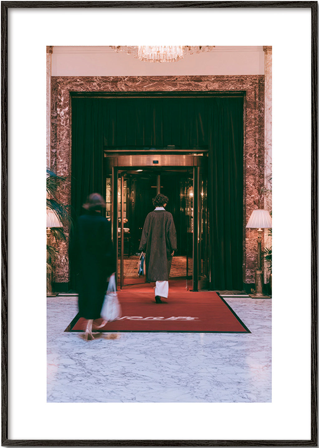 Fotografi av hotellentré med röd matta
