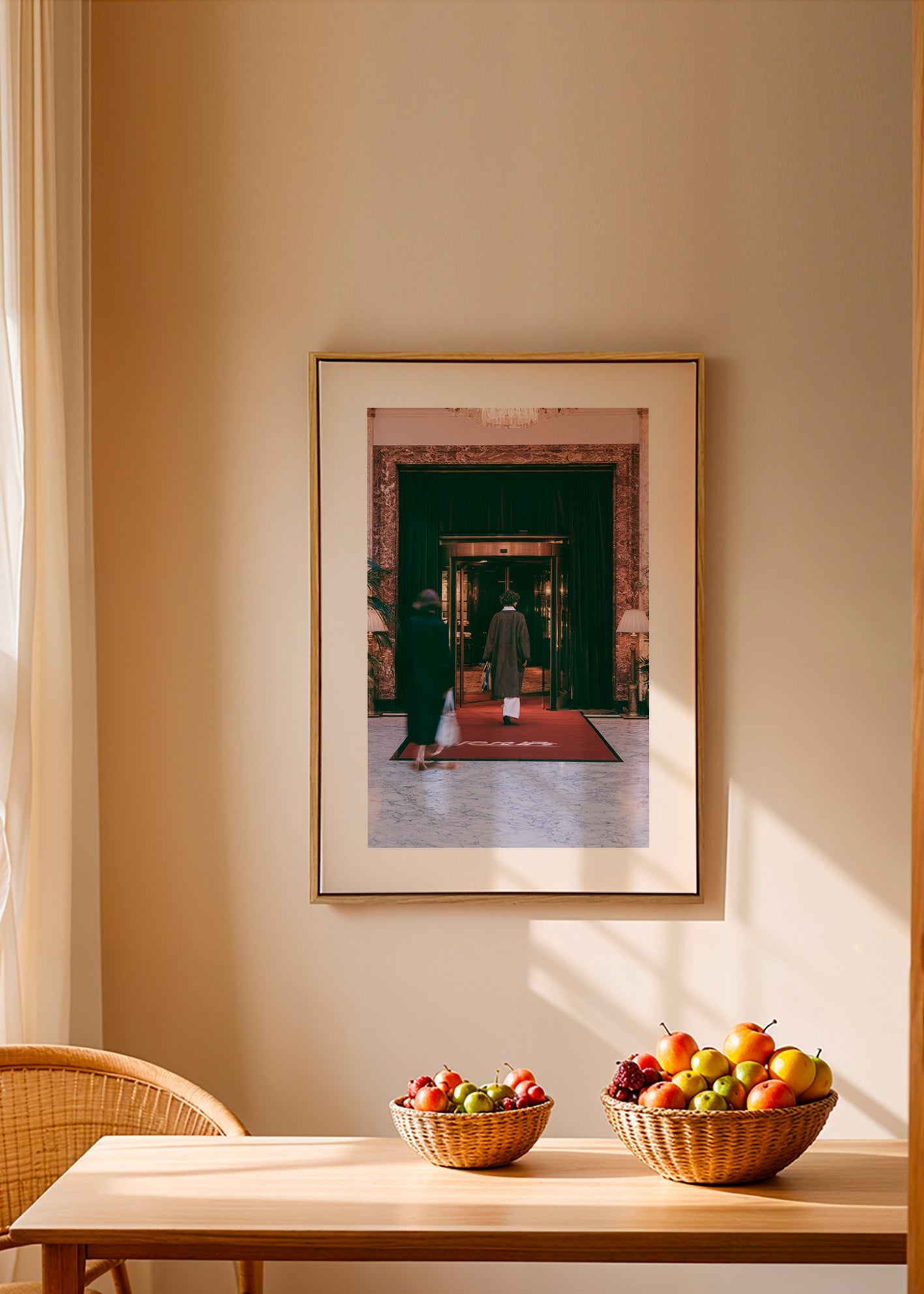 Fotografi av hotellentré med röd matta