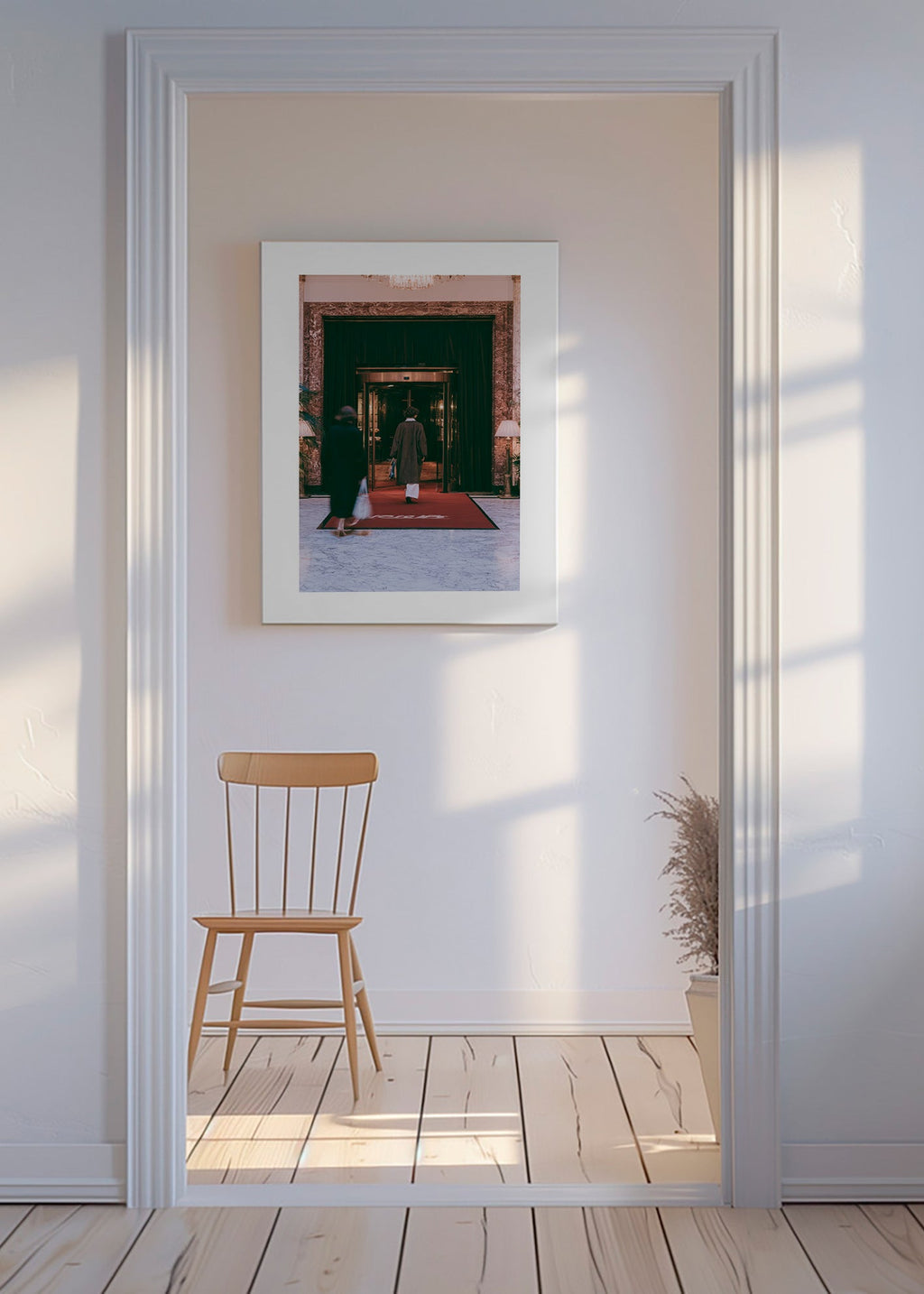 Fotografi av hotellentré med röd matta