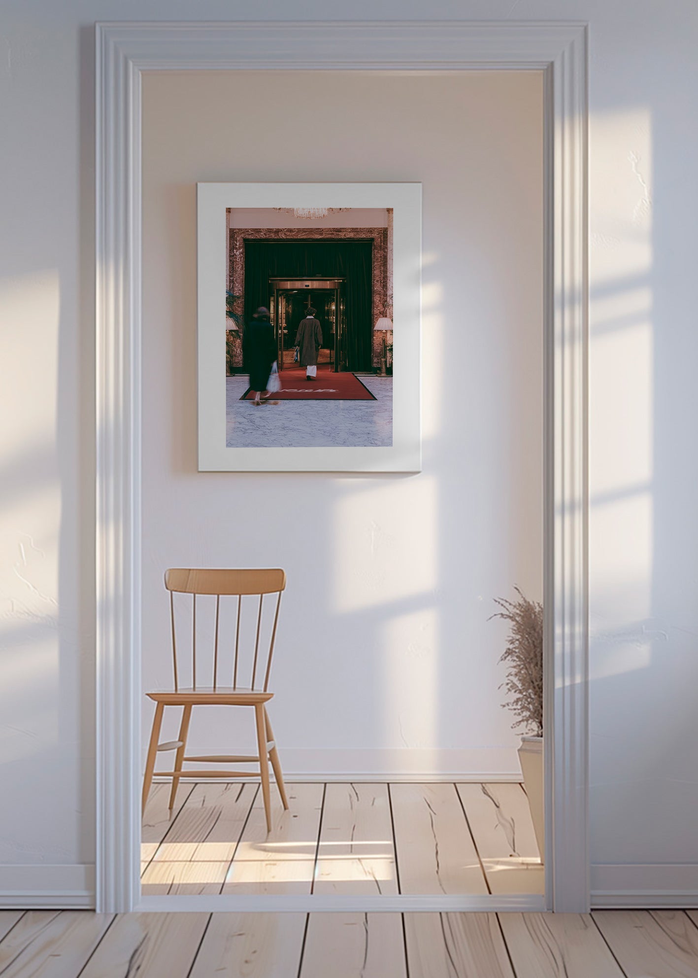 Fotografi av hotellentré med röd matta