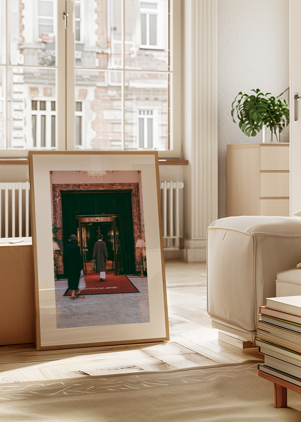 Fotografi av hotellentré med röd matta
