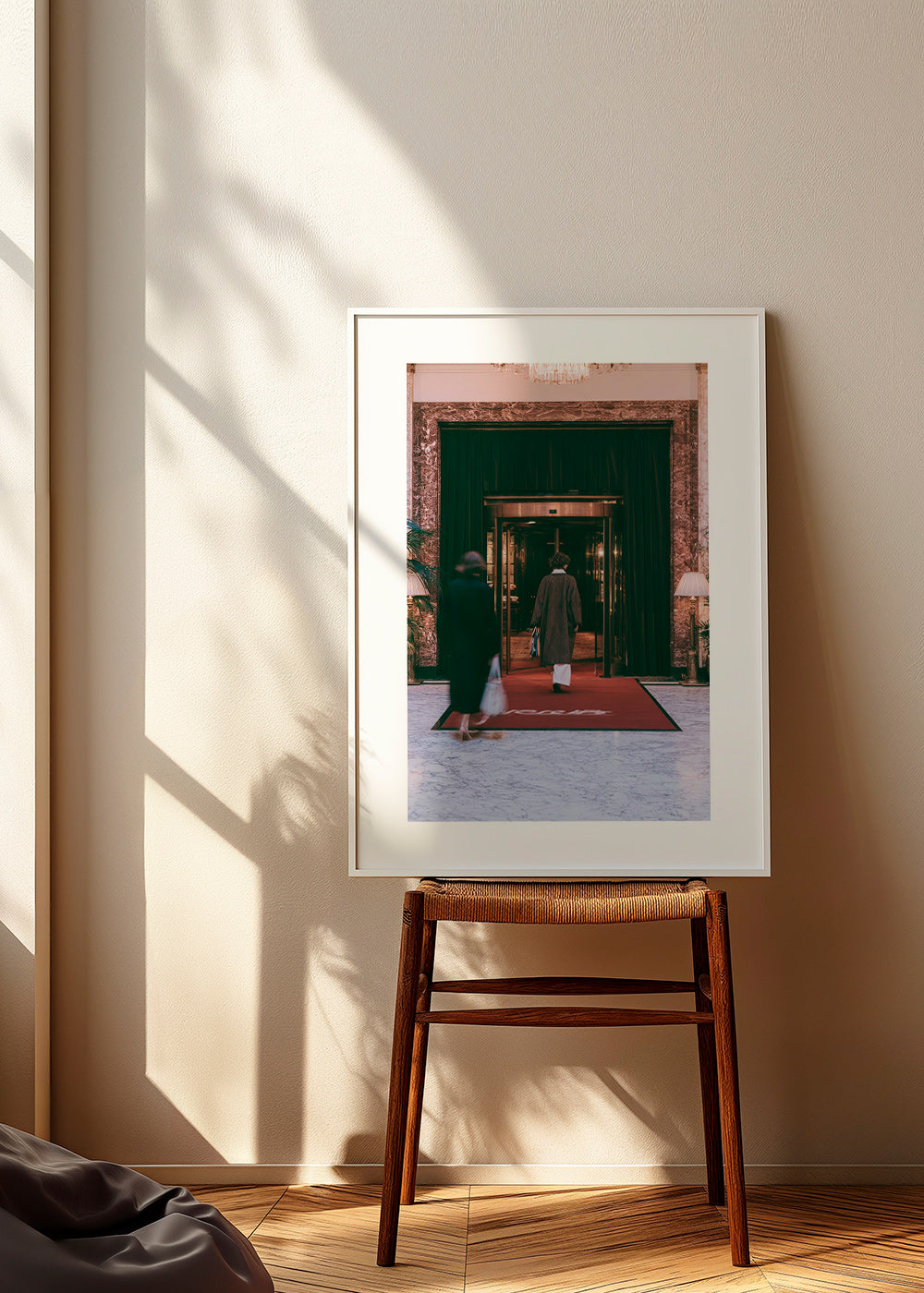 Fotografi av hotellentré med röd matta