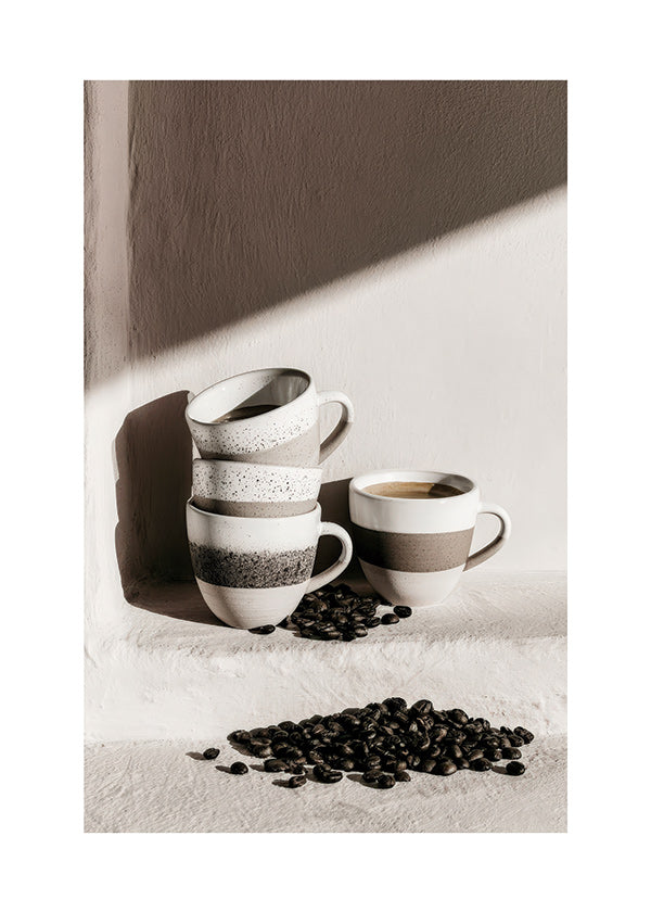Kökskonst med staplade koppar och kaffebönor