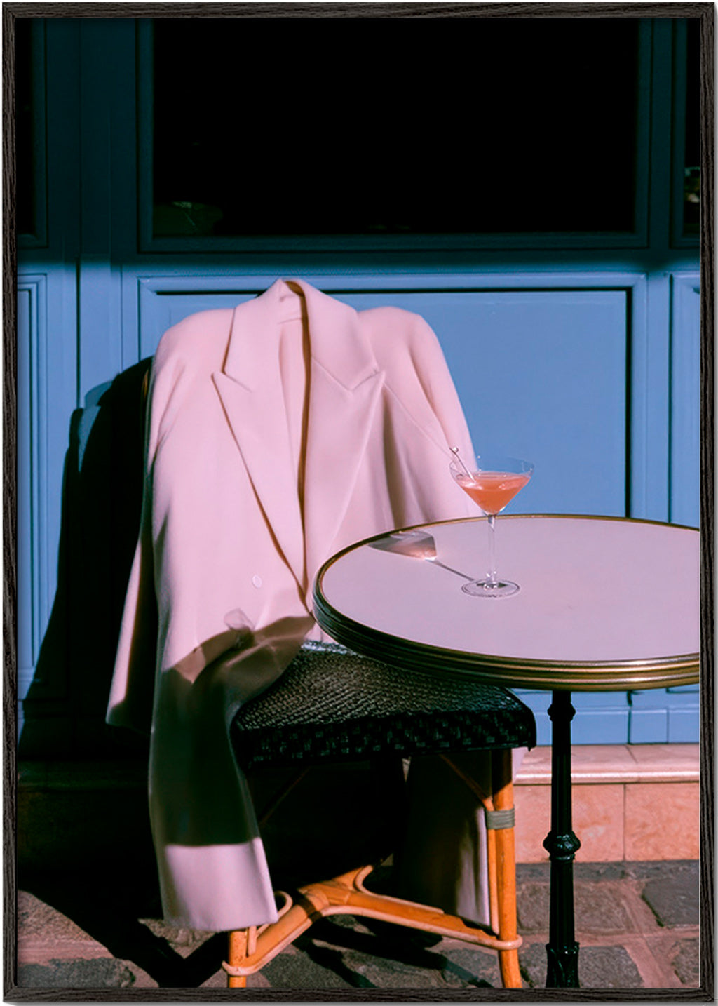 Fotografi rosa jacka och cocktail på terrassen