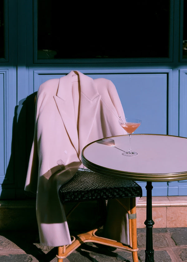 Fotografi rosa jacka och cocktail på terrassen