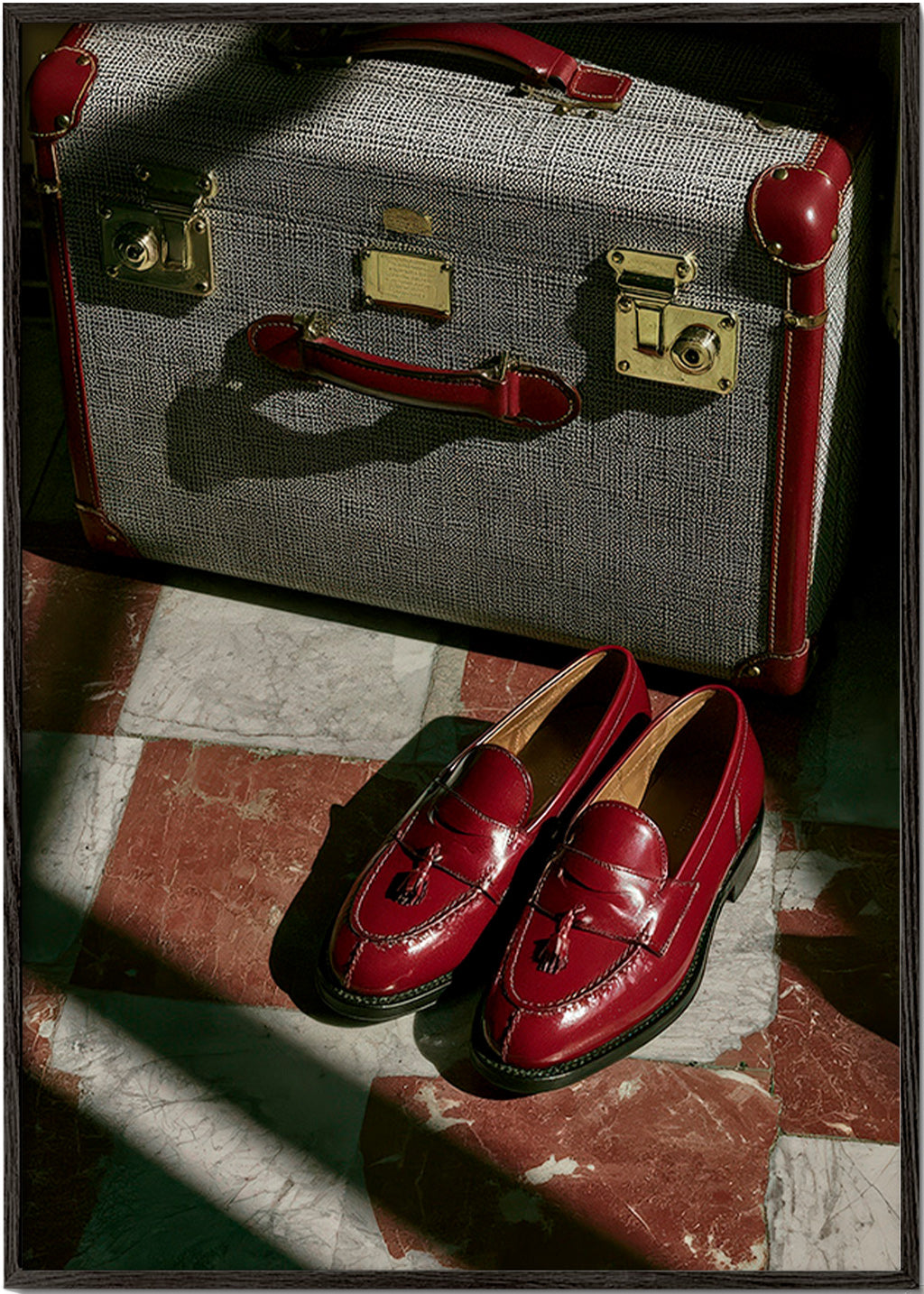 Resefotografi med vintage-resväska och röda loafers