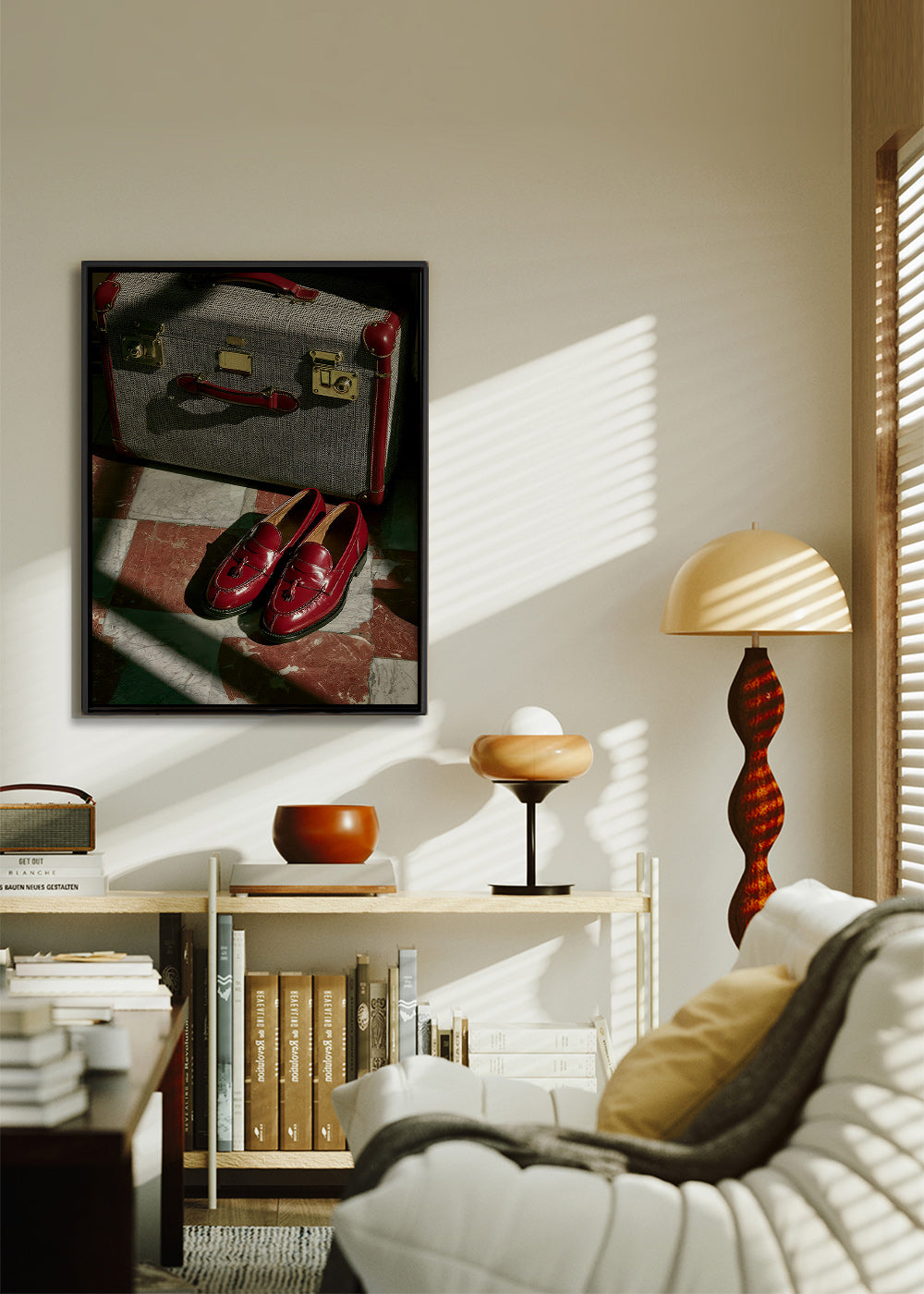 Resefotografi med vintage-resväska och röda loafers