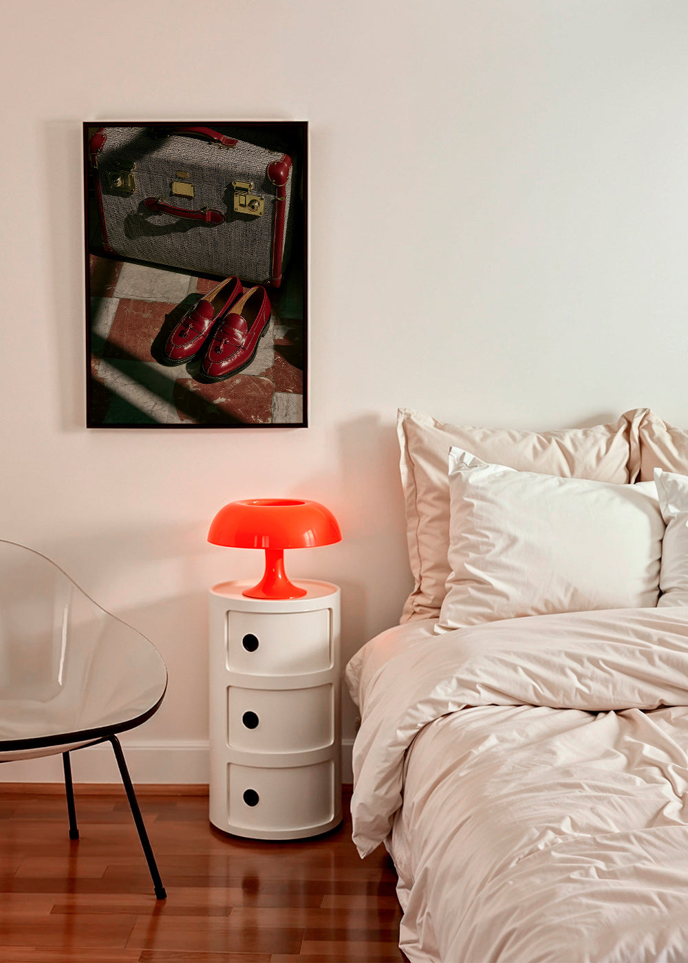 Resefotografi med vintage-resväska och röda loafers