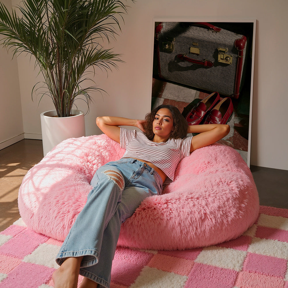 Resefotografi med vintage-resväska och röda loafers