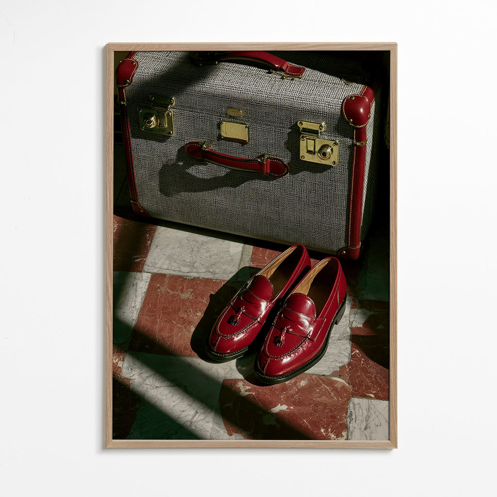 Resefotografi med vintage-resväska och röda loafers